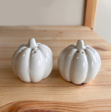 Load image into Gallery viewer, Ceramic Pumpkin Salt &amp; Pepper Shakers
