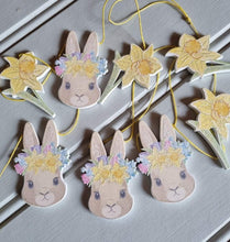 Load image into Gallery viewer, Gisela Graham Bunny &amp; Daffodil Wooden Garland
